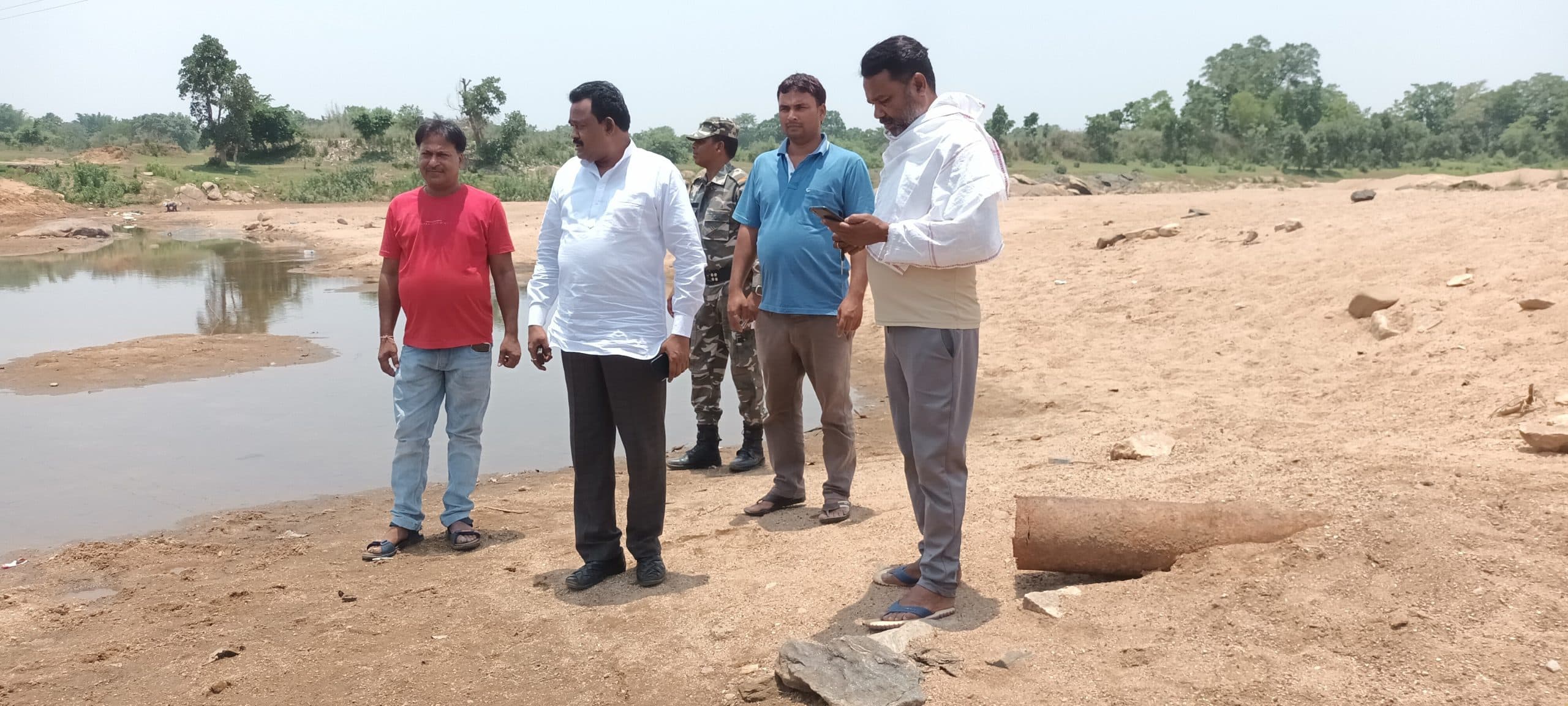 20 सूत्री उपाध्यक्ष ने कारो नदी व जलापूर्ति योजना का किया निरीक्षण