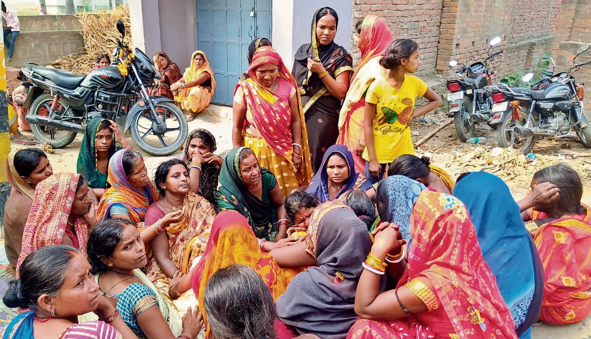 घर में घुसी एंबुलेंस, खाट पर सोये व्यक्ति की कुचलने से मौत