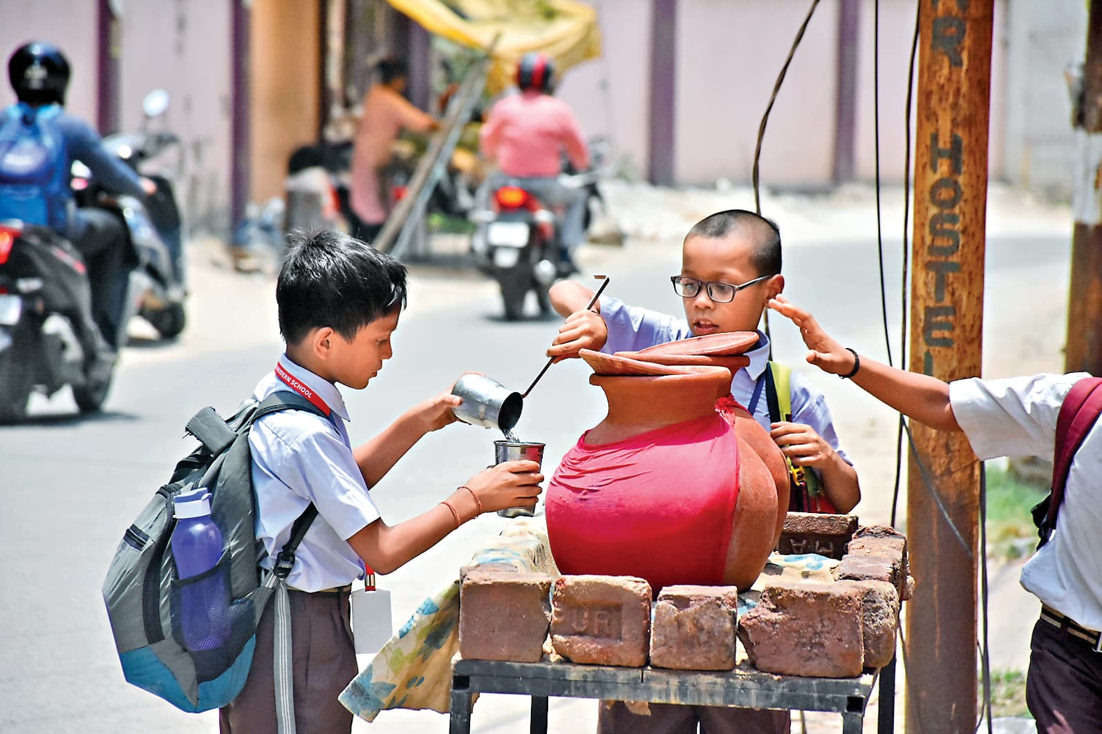 गर्मी बर्दाश्त के बाहर, पहली बार राज्य में रेड अलर्ट, 15 जून तक बंद रहेंगे स्कूल