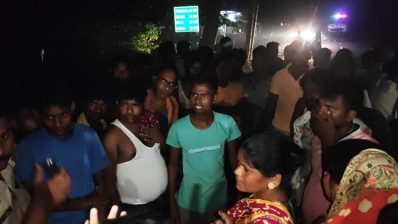 हाइवा की चपेट में आने से बच्चा हुआ गंभीर रूप से घायल, ग्रामीणों ने 10 घंटे तक रखा सड़क जाम