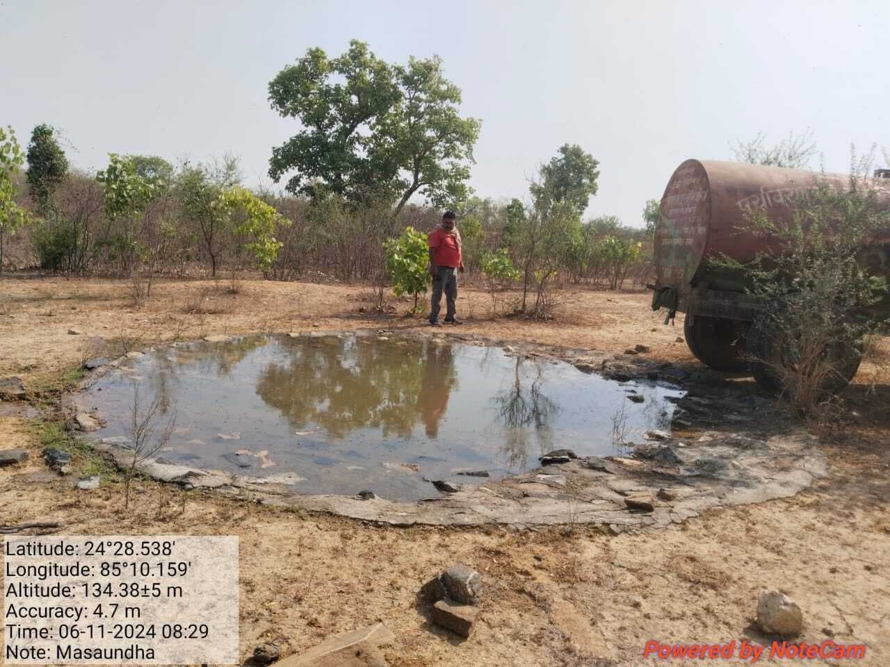 वन विभाग पशुओं व पक्षियों के लिए कर रहा पानी की व्यवस्था