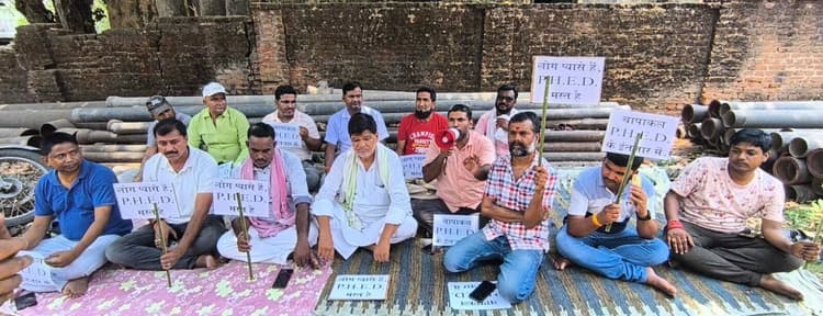 ग्रामीण क्षेत्र में पानी की समस्या को लेकर मुखिया संघ के सदस्यों ने किया धरना-प्रदर्शन