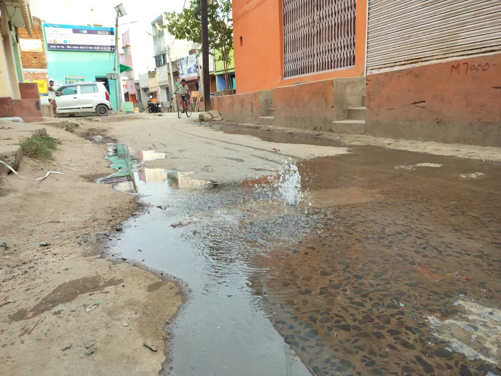 अमरपुर नंप में कहीं पेयजल संकट तो कहीं सड़कों पर बह रहा पानी, विभाग मौन