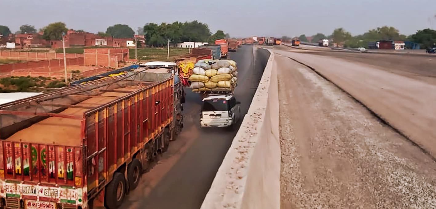 ट्रकों का चार घंटों तक थमा रहा पहिया