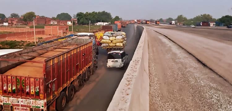 ट्रकों का चार घंटों तक थमा रहा पहिया