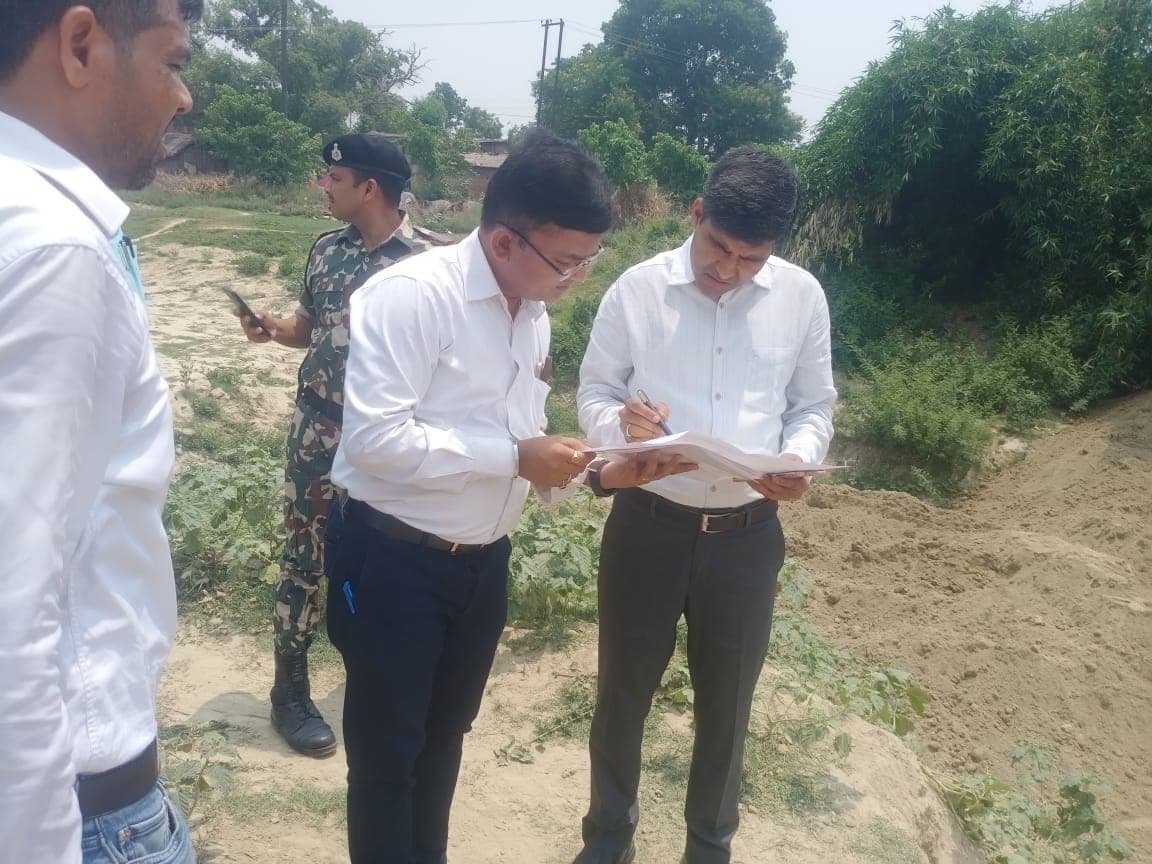 डीएम ने किया मुजारी में शांति नदी के उड़ाही कार्य का निरीक्षण