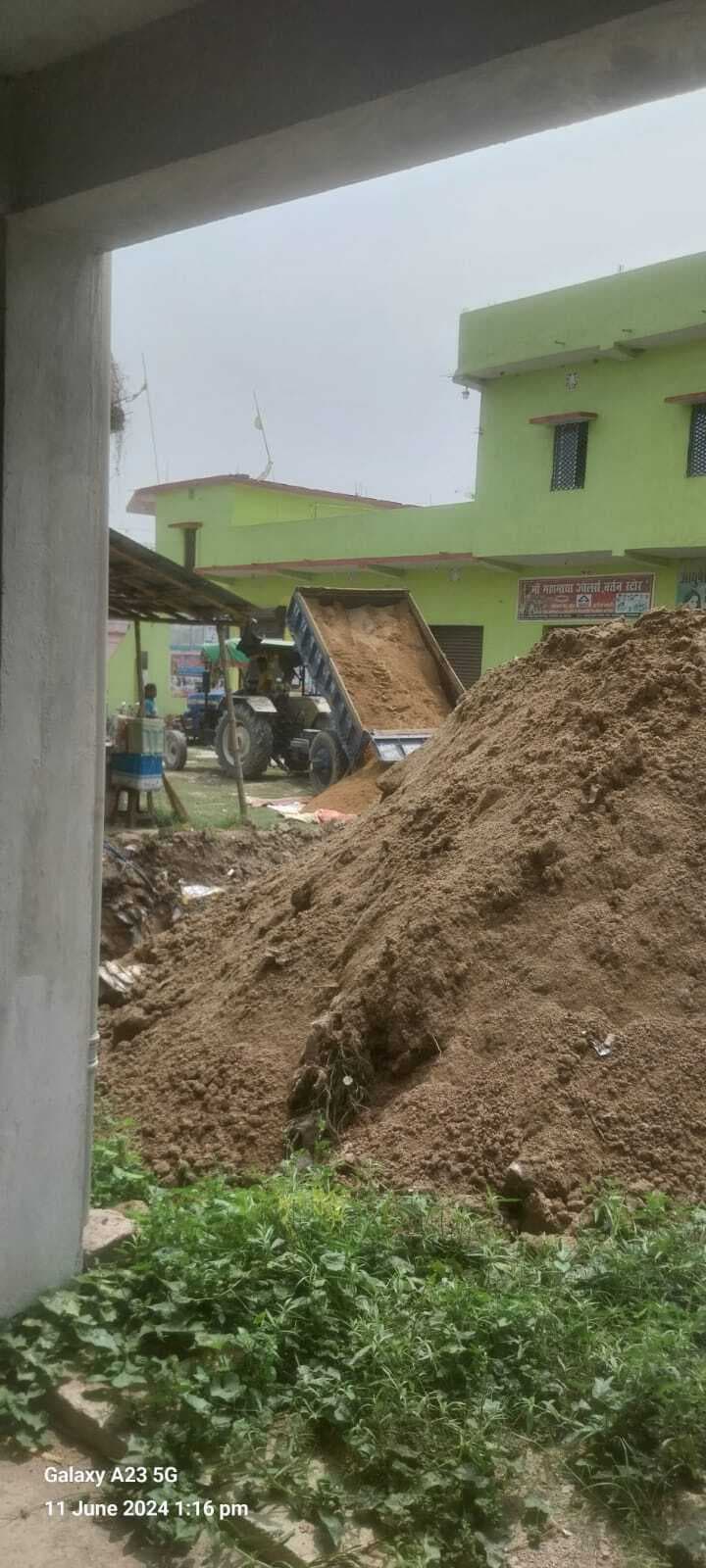 कॉलेज की दीवार व पाइप को जेसीबी से किया क्षतिग्रस्त
