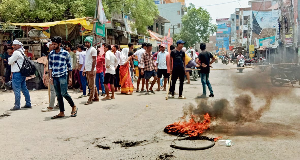 महाराजगंज में कोचिंग करने आये किशोर की गोली मारकर हत्या, विरोध में तोड़फोड़, सड़क जाम