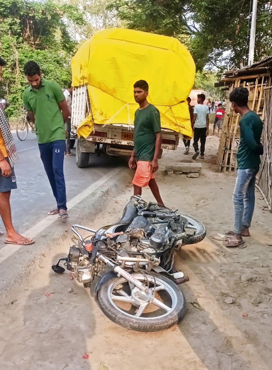 टक्कर मारकर भाग रहे पिकअप ने बाइक सवार को रौंदा, मौत