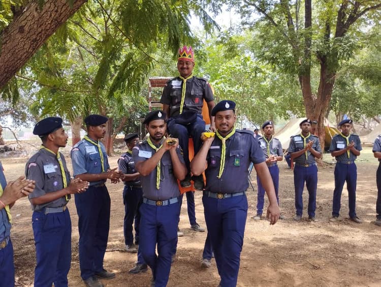 स्काउड्स एंड गाइड्स के कैडेट्स को पाठयक्रम से संबंधित विषयों पर दिया गया प्रशिक्षण