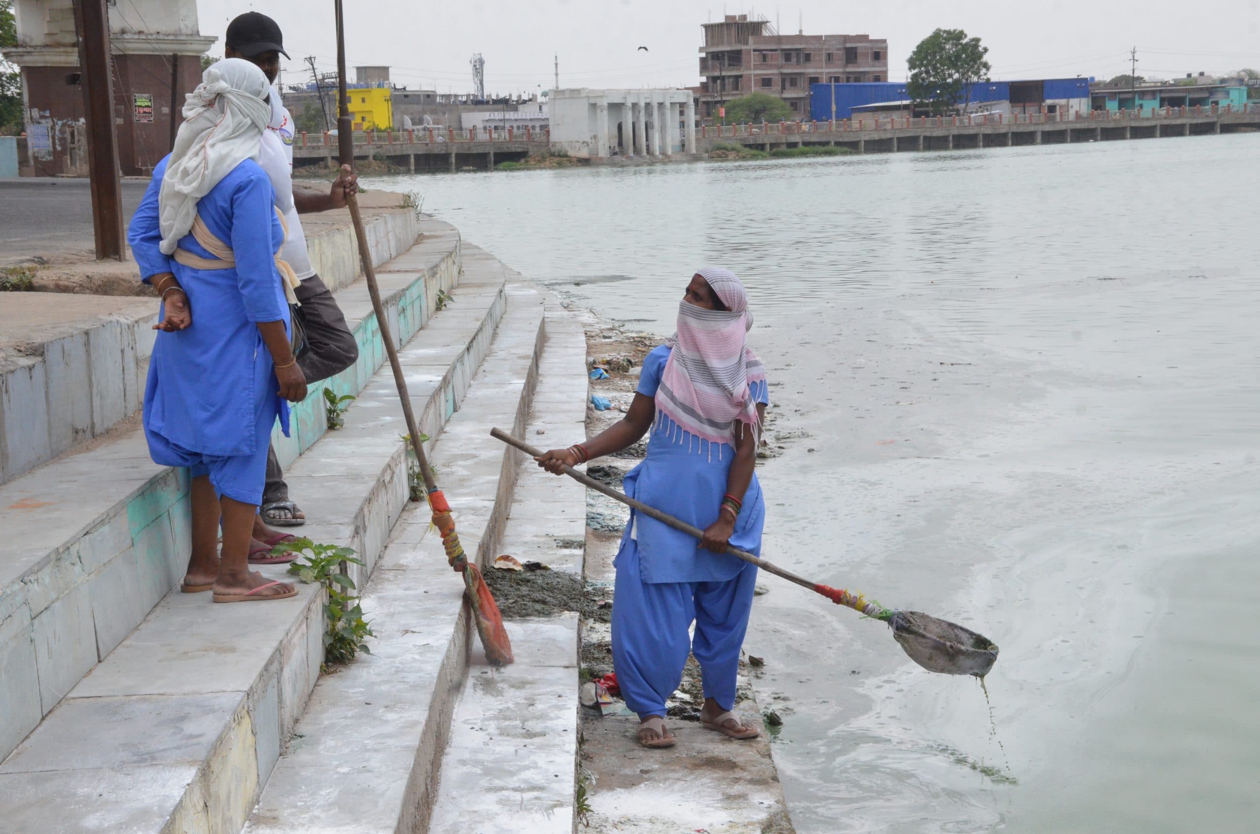बड़ा तालाब की सफाई करने उतरे निगम के कर्मी, बदबू के कारण करने लगे उल्टी