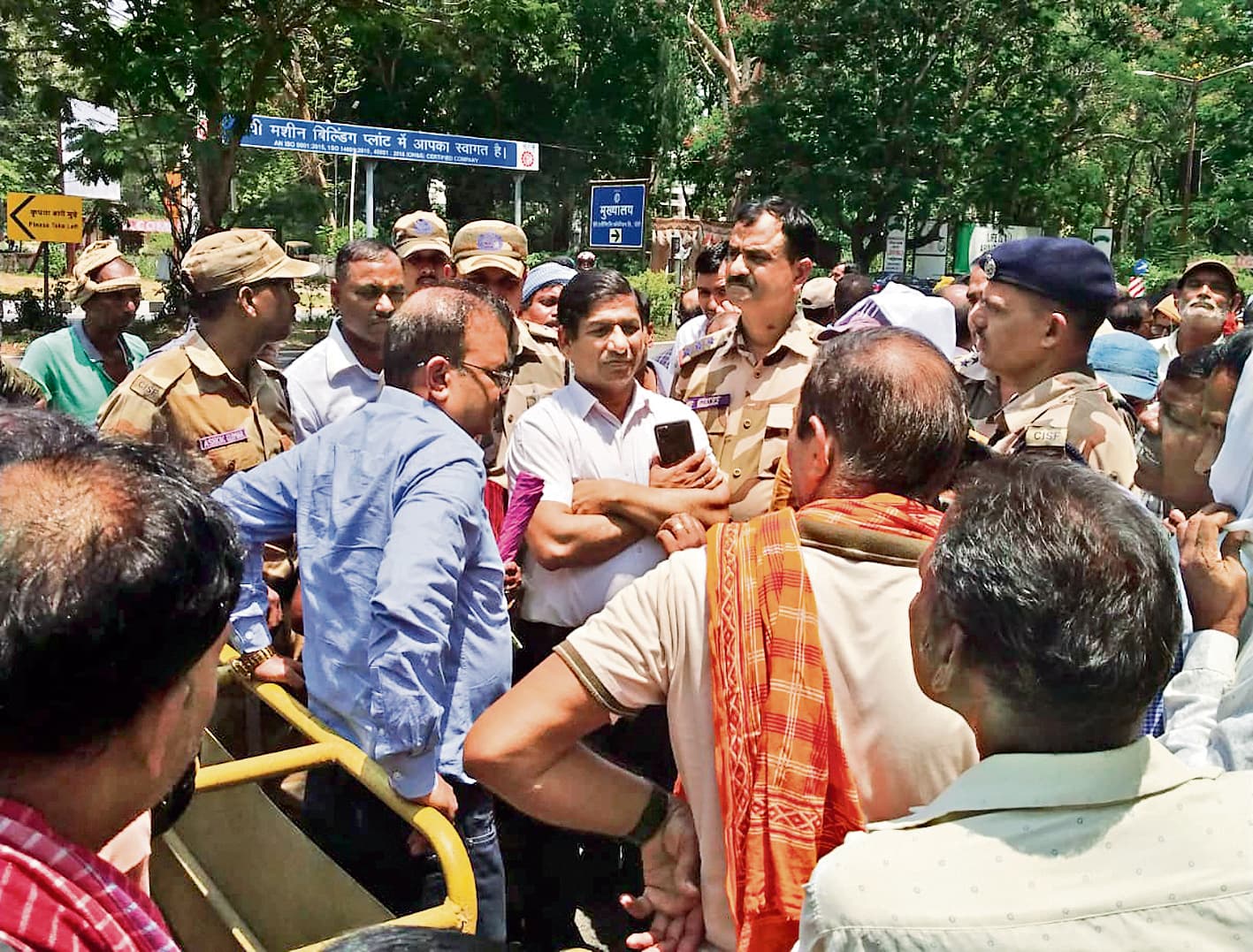 एचइसी के सप्लाई कर्मियों ने दो निदेशकों को एक घंटा तक कार में ही बैठाये रखा