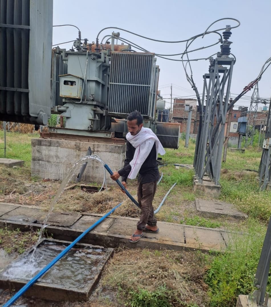 ट्रांसफॉर्मर पर हो रहा पानी का छिड़ाकाव
