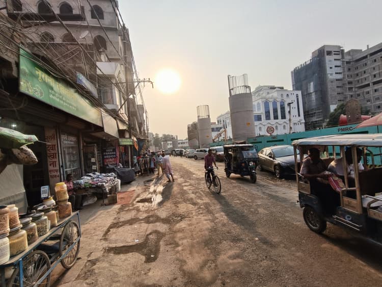 Patna : मेट्रो प्रोजेक्ट में जा रहीं चार दुकानों को न मुआवजा, न शिफ्टिंग