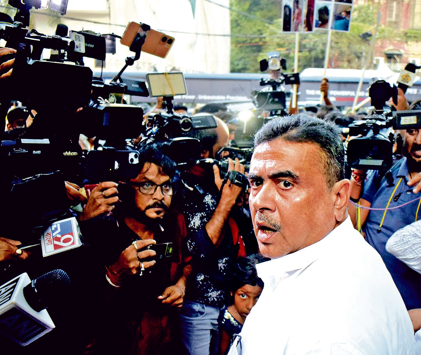 चुनाव बाद हुई हिंसा के शिकार 200 लोगों के साथ राजभवन पहुंचे शुभेंदु, पुलिस ने गेट पर ही रोका