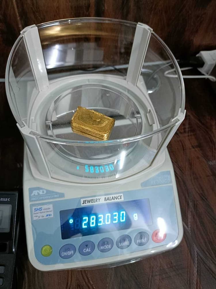 आठ सोने के बिस्कुट के साथ एक तस्कर गिरफ्तार