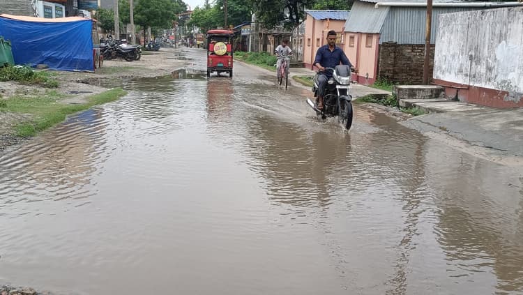 हो रही रूक-रूक कर बारिश से लोगों को गर्मी से मिली राहत, वहीं जल जमाव से हो रही कई मुहल्ले में हो रही परेशानी