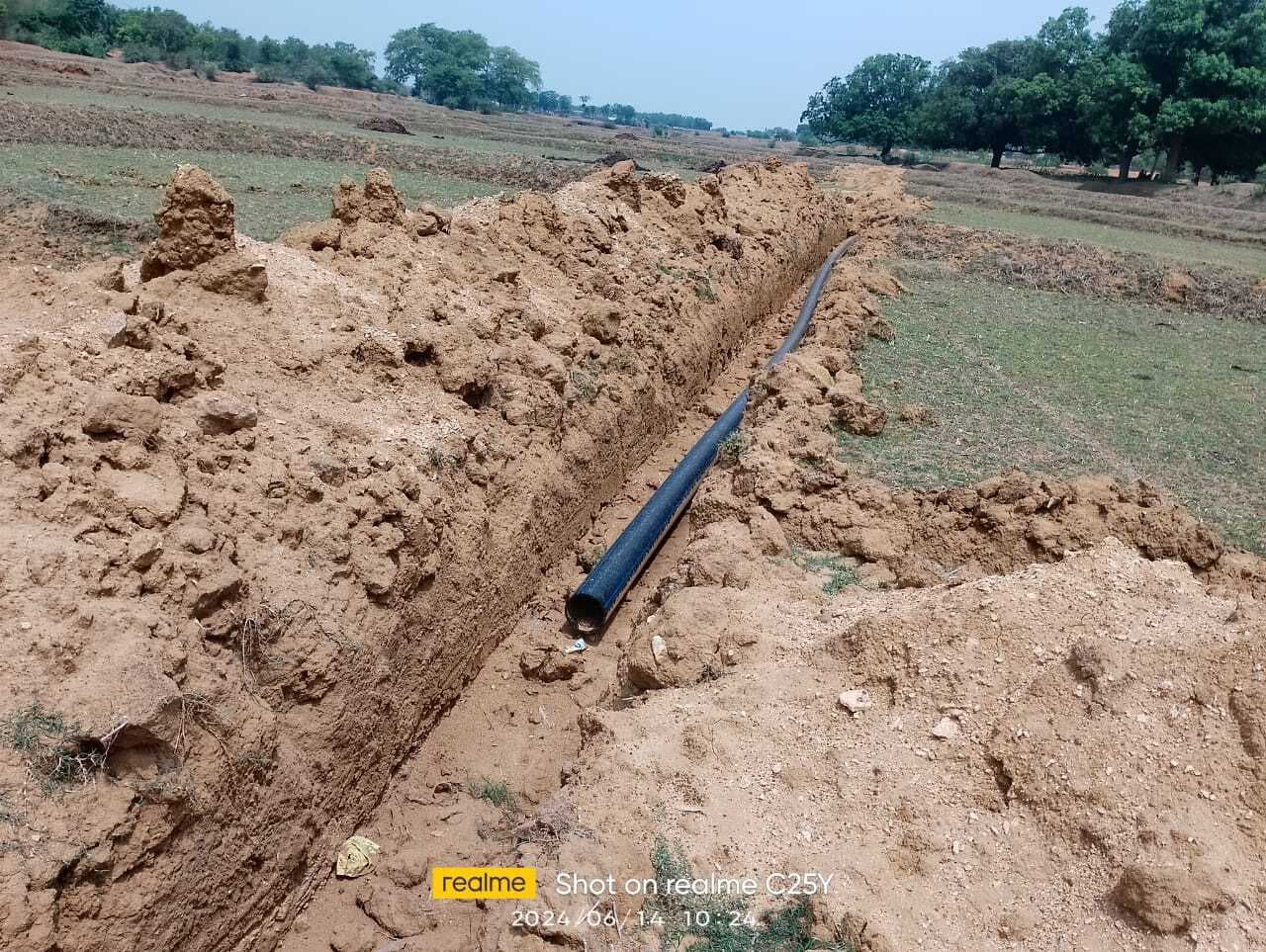 खेतों में पाइपलाइन बिछाने के लिए कर दिये गये गड्ढे, किसानों का कृषि कार्य हो रहा बाधित