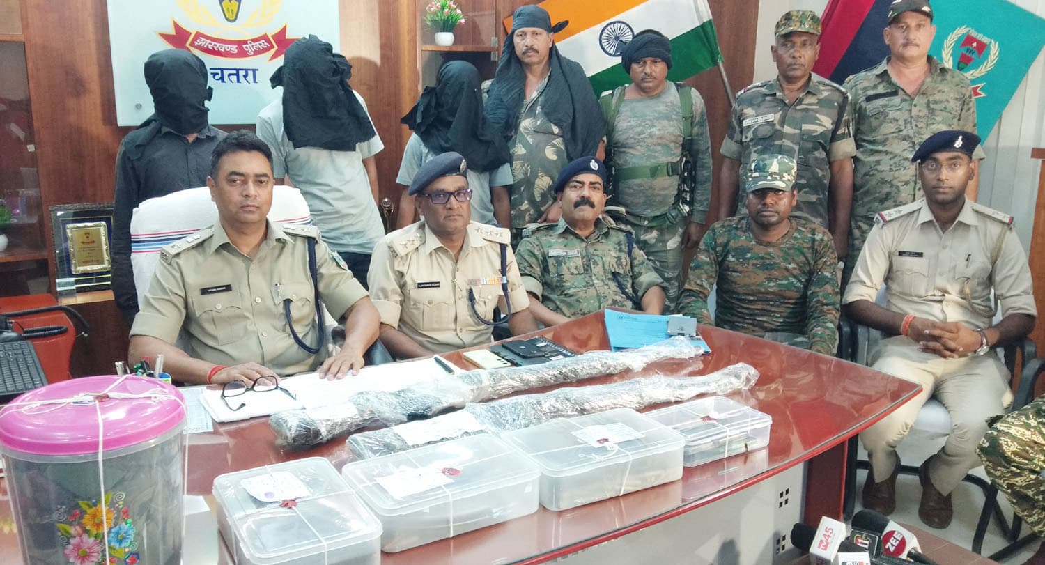 गिरफ्तार उग्रवादियों के पास से भारी मात्रा में हथियार व गोली बरामद