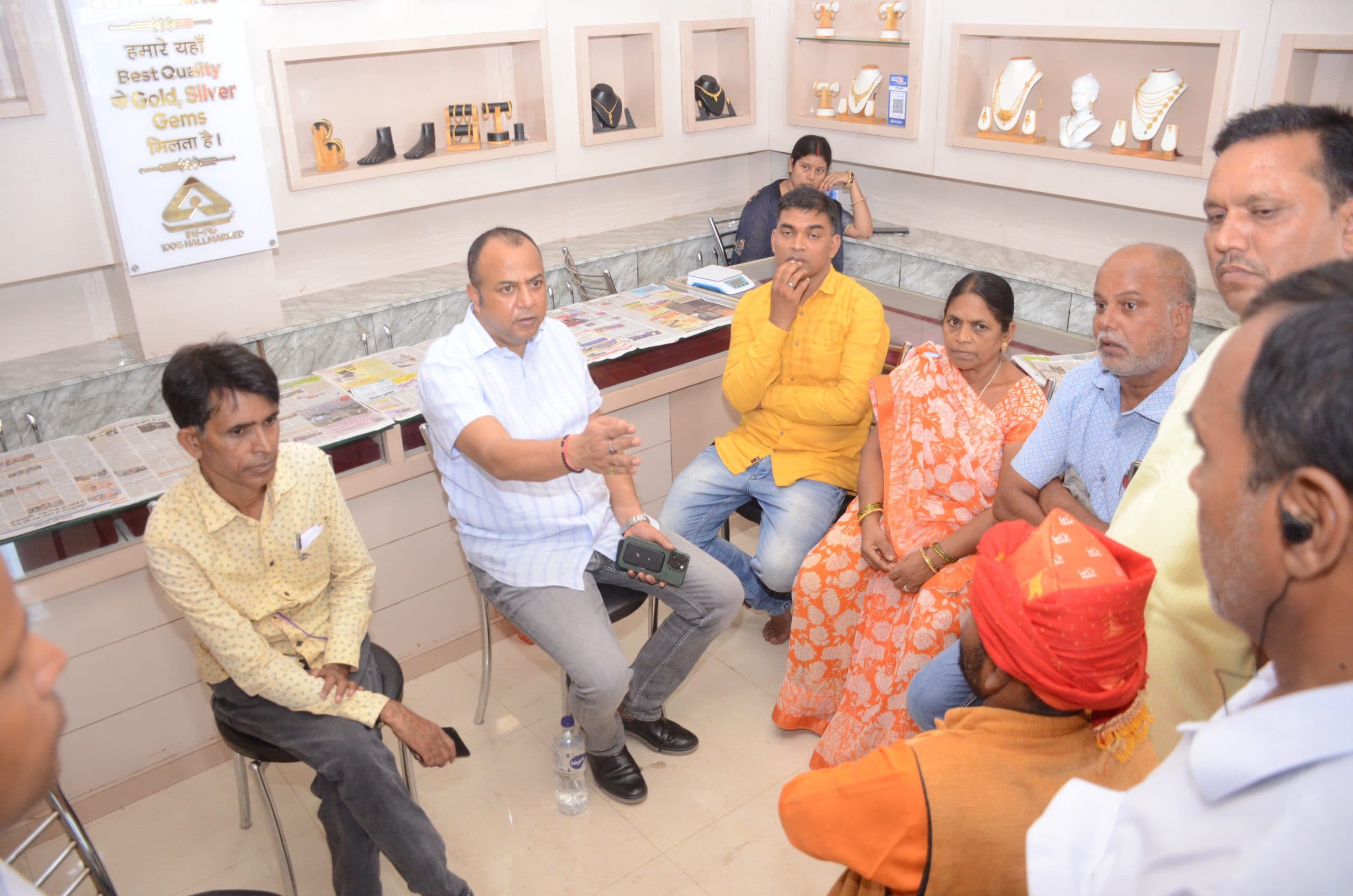 पुलिस टीम ने दुकानदारों से की पूछताछ, फिंगरप्रिंट के लिए सैंपल