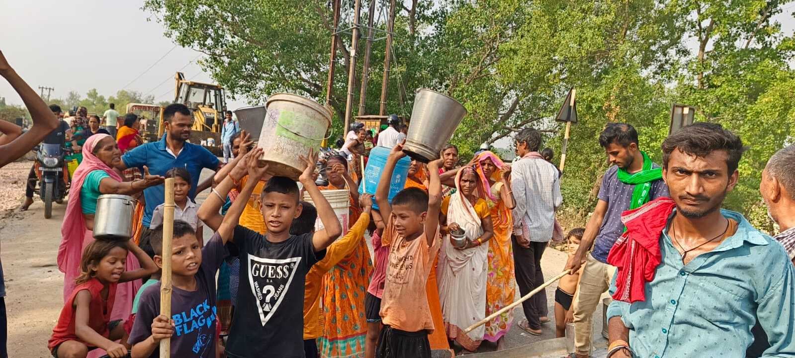 पालीगंज में पानी की समस्या को लेकर किया जाम