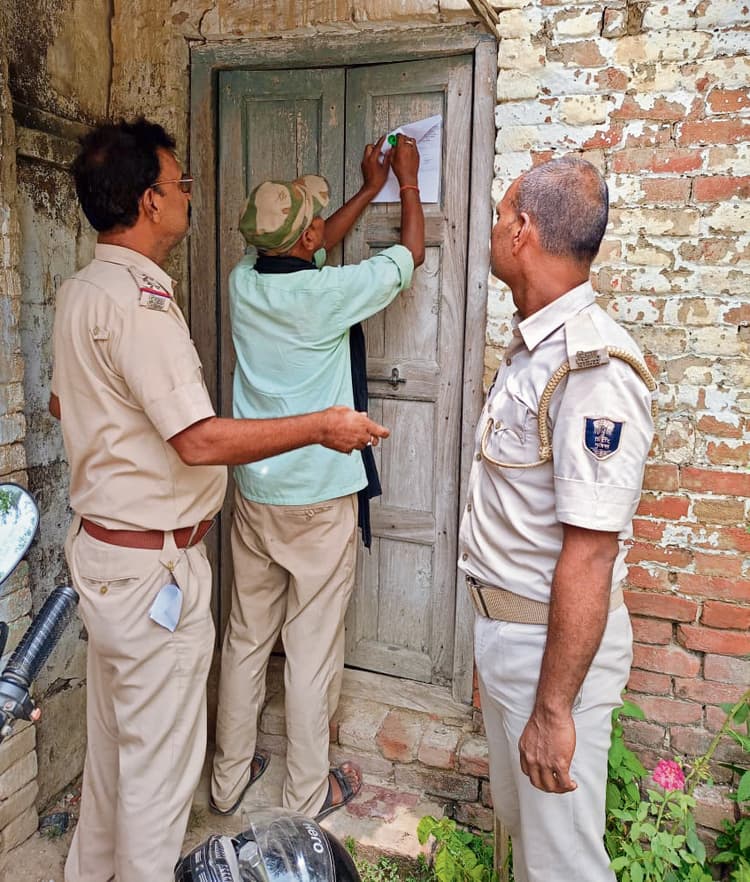 छात्र हर्ष हत्याकांड: तीन फरार आरोपिताें के घर पर चिपकाये गये इश्तेहार