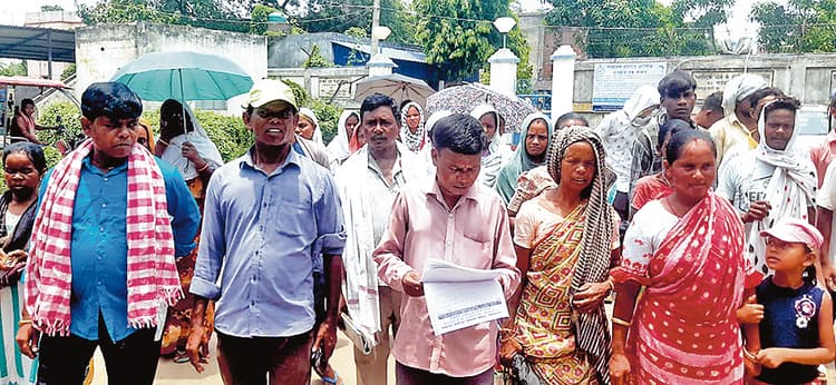 जमीन हड़पने का आरोप, रानीगंज के बीडीओ को दिया गया ज्ञापन