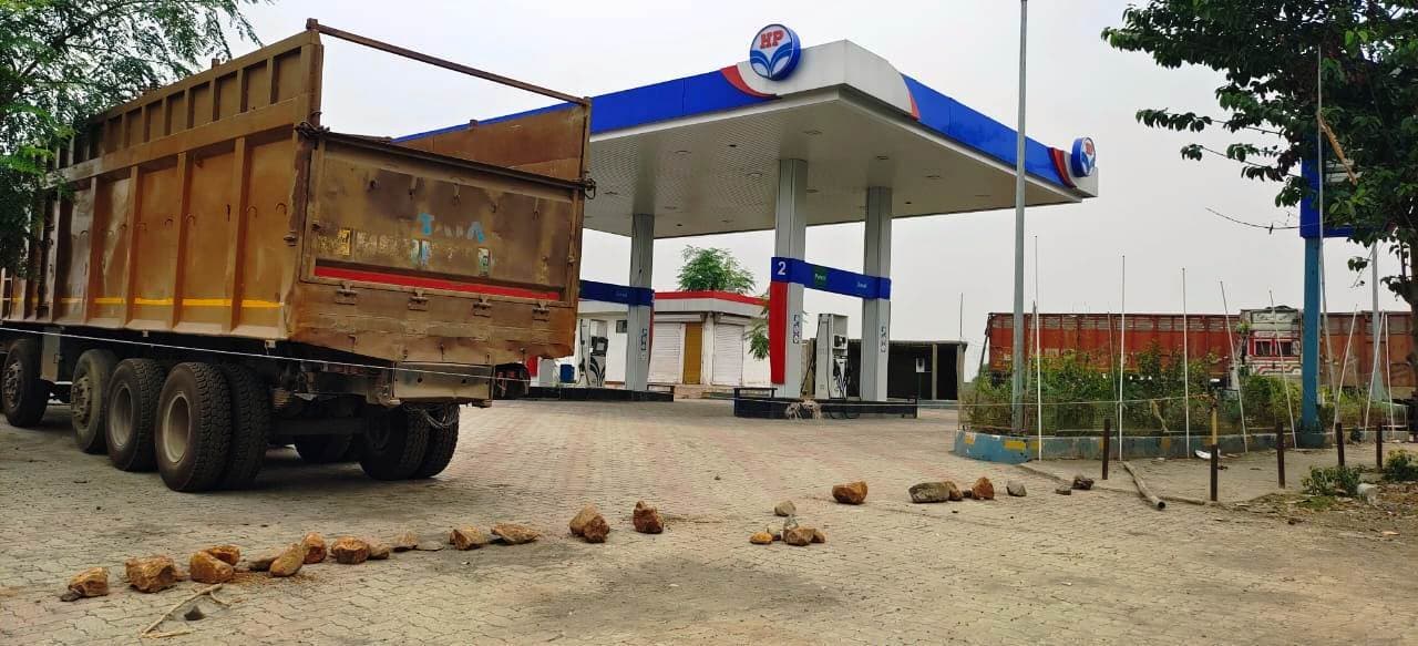 रैयतों को उचित मुआवजा व मजदूरी नहीं मिलने पर आक्रोश, छह दिन से खदान, क्रशर व पेट्रोल पंप बंद