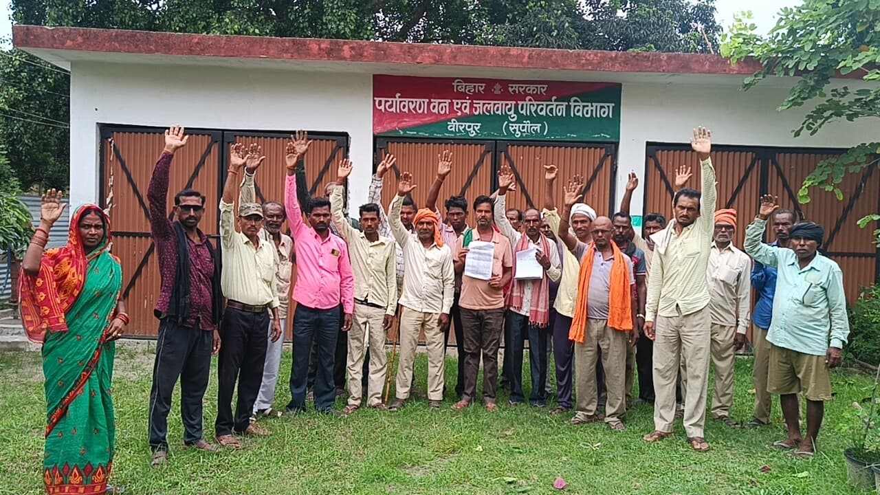 वेतनभोगी पशुरक्षियों ने बकाये भुगतान को लेकर किया प्रदर्शन