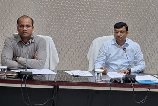 ॠण आवेदनों को बिना कारण लंबित रखने पर होगी कार्रवाई : डीएम