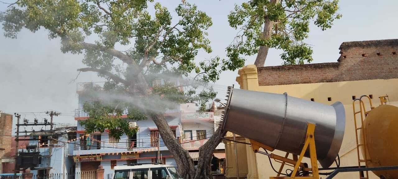 लोगों ने माना, शहर की सड़कों पर पानी का छिड़काव पैसों की बर्बादी