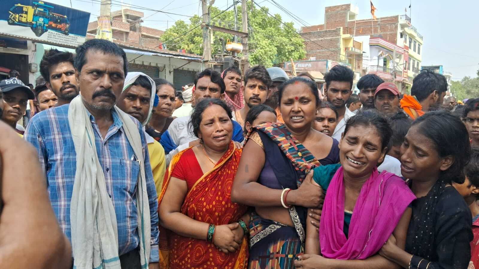 ट्रक ने युवक को रौंदा, लोगों ने रीवर साइड रोड दो घंटे जाम रखा