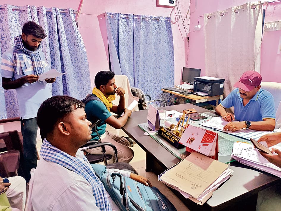 रास्ते से अतिक्रमण हटाने को लेकर ग्रामीणों ने किया अंचल कार्यालय का घेराव