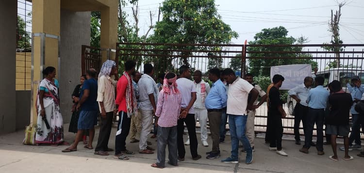 ट्रक के चपेट में आने से दंपती की मौत, पुत्र गंभीर