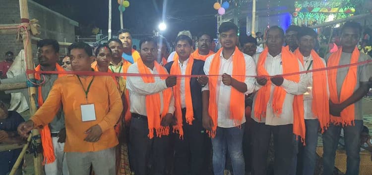 अंगारों पर नंगे पांव चल भक्तों ने जतायी आस्था