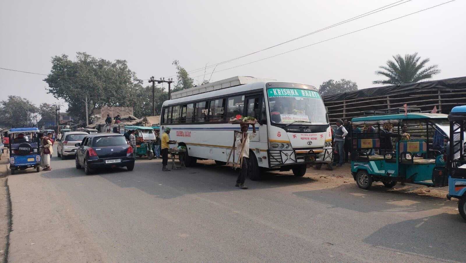 महेशपुर में बस स्टैंड नहीं रहने से यात्रियों को परेशानी, सड़क किनारे खड़ी होती है बसें