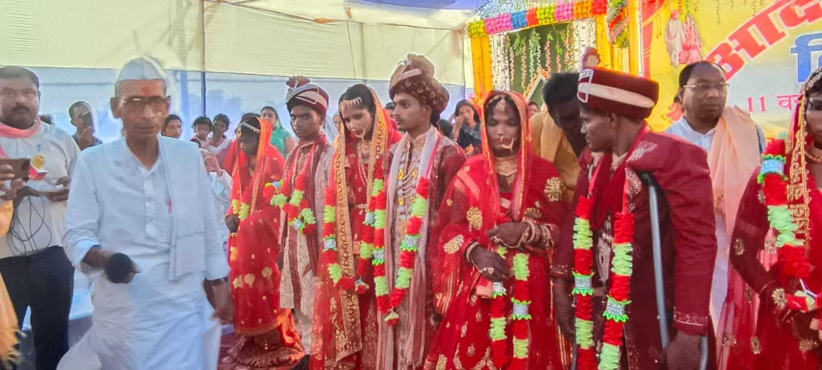 सामूहिक विवाह में 11 वर - वधुओं ने लिये फेरे, साथ जीने-मरने का लिया संकल्प
