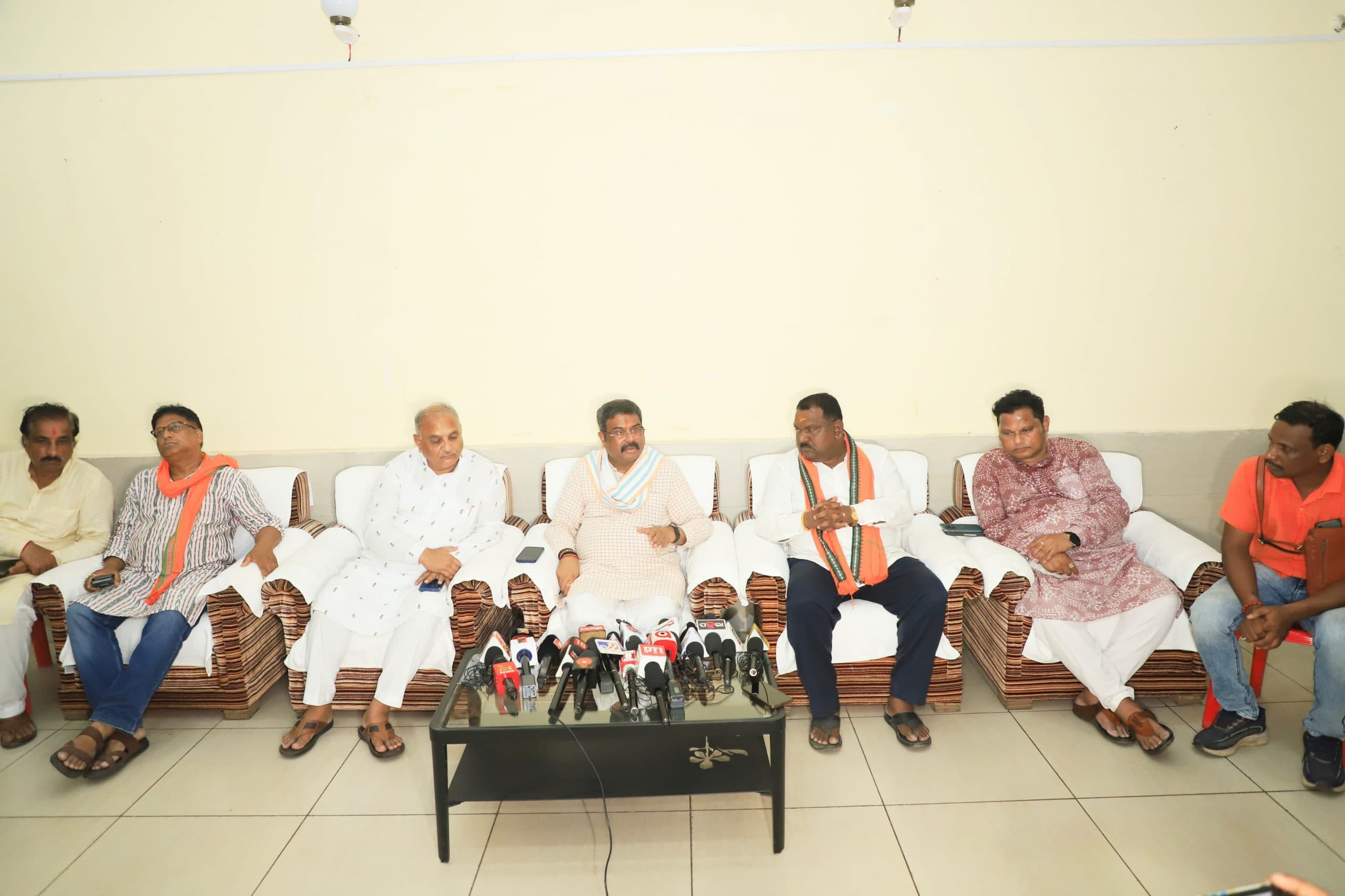 विकास की नयी इबारत लिखेगा संबलपुर, प्रशासन बनाये दीर्घकालिक मास्टर प्लान : धर्मेंद्र प्रधान