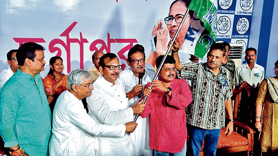 दुर्गापुर में माकपा को तगड़ा झटका, पंकज राय सरकार हुए तृणमूल में शामिल