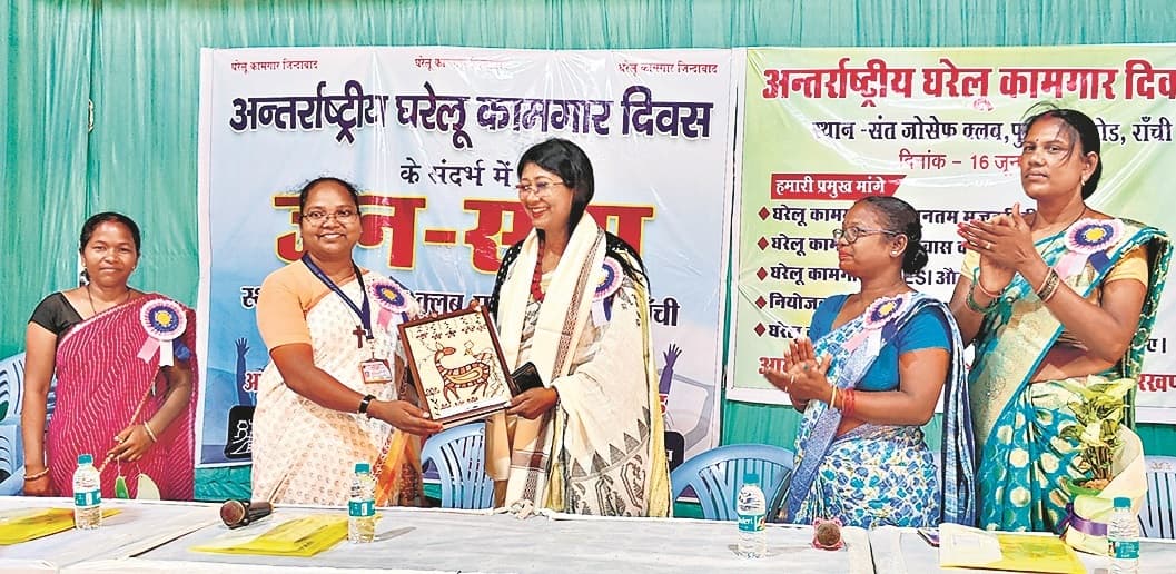 घरेलू कामगारों को भी अपना निबंधन कराना चाहिए : महुआ माजी