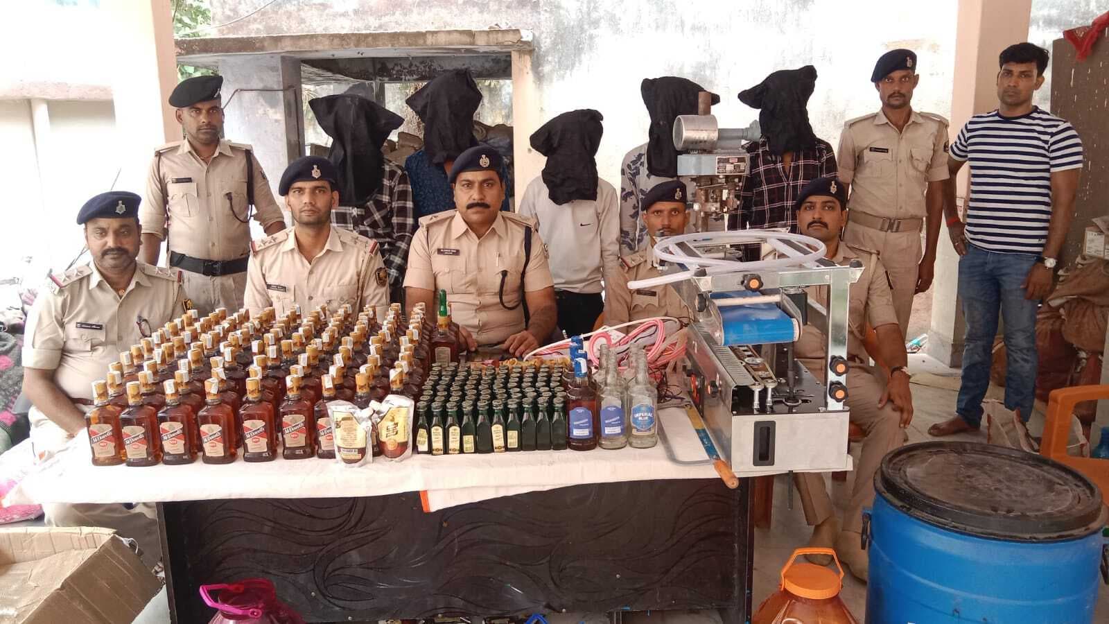 किराये के घर में बनायी जा रही थी नकली शराब, पांच धराये