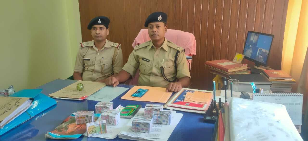 रेलकर्मी बताकर करता था लाटरी टिकट की छपाई, सामान बरामद