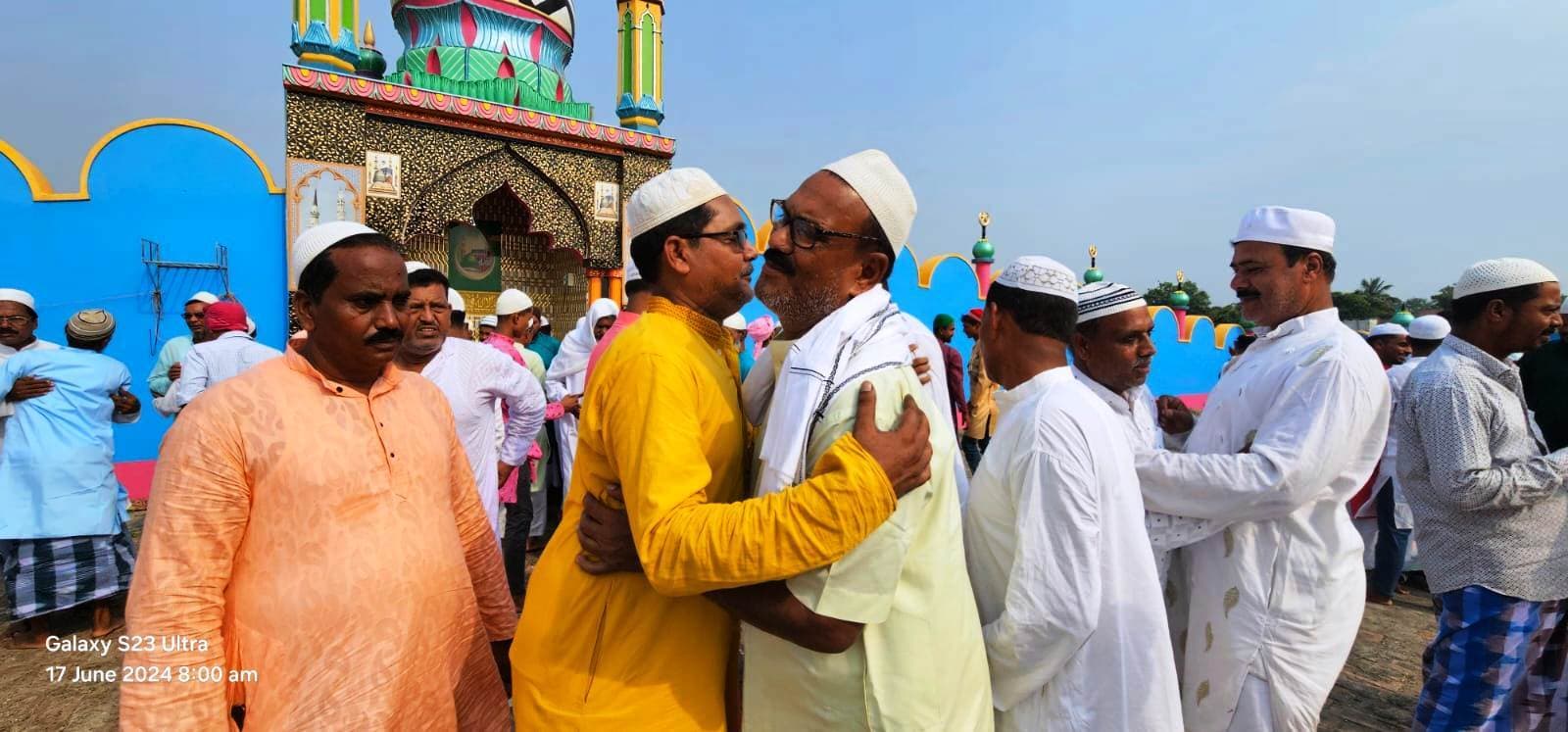 नमाज अदा कर लोगों ने दी बकरीद की बधाई