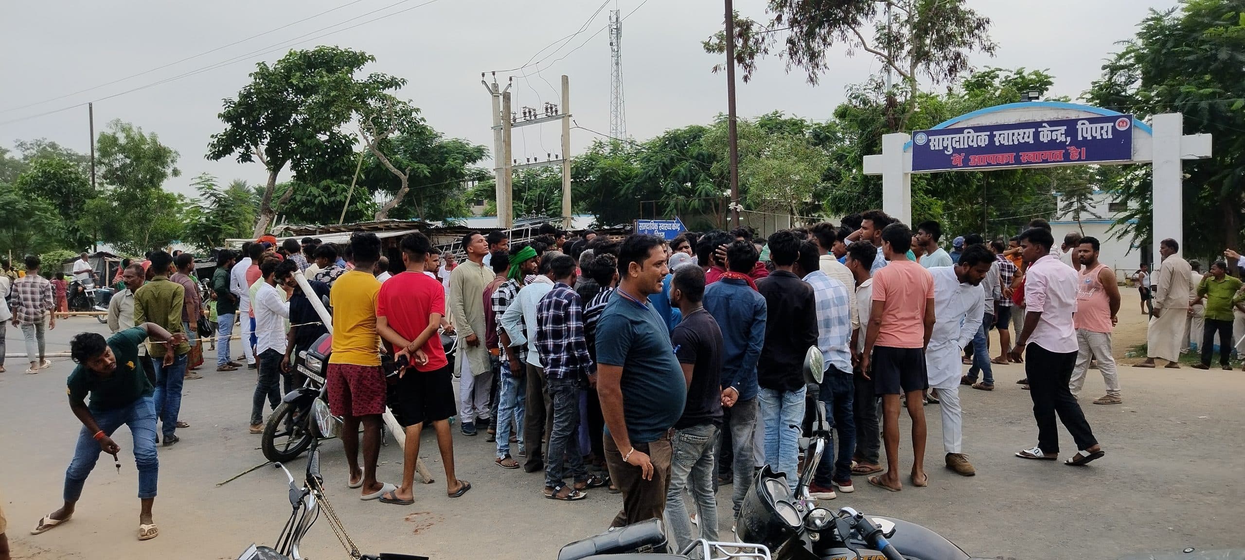 तेज रफ्तार की बाइक सड़क किनारे पेड़ से टकराया, एक युवक की मौत, दो जख्मी