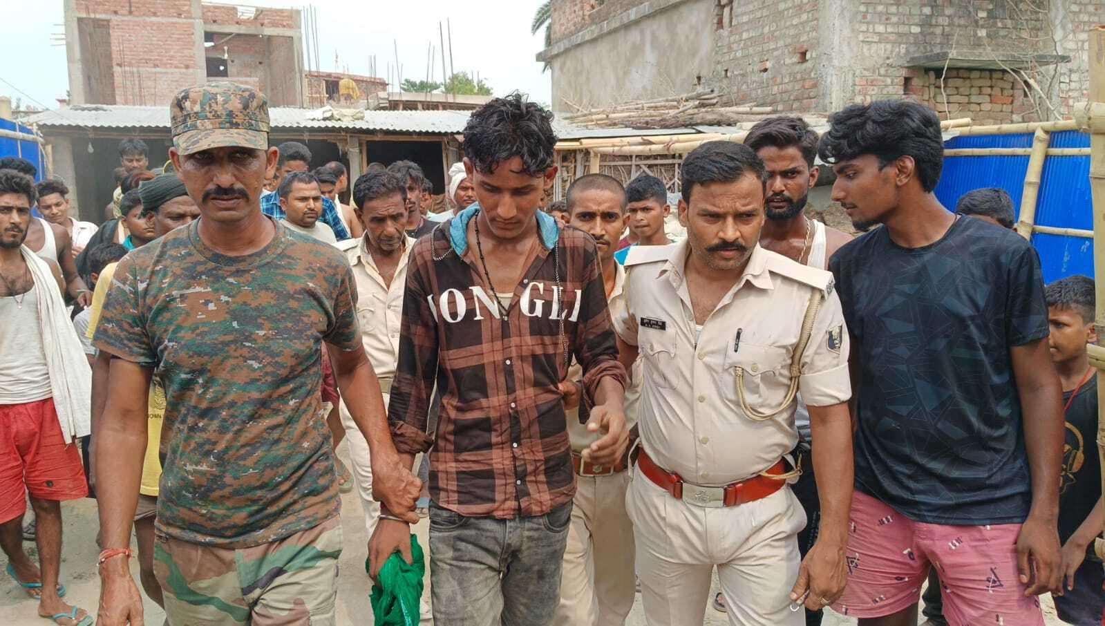 ट्रैक्टर की चपेट में आने से बाइक सवार युवक की मौत