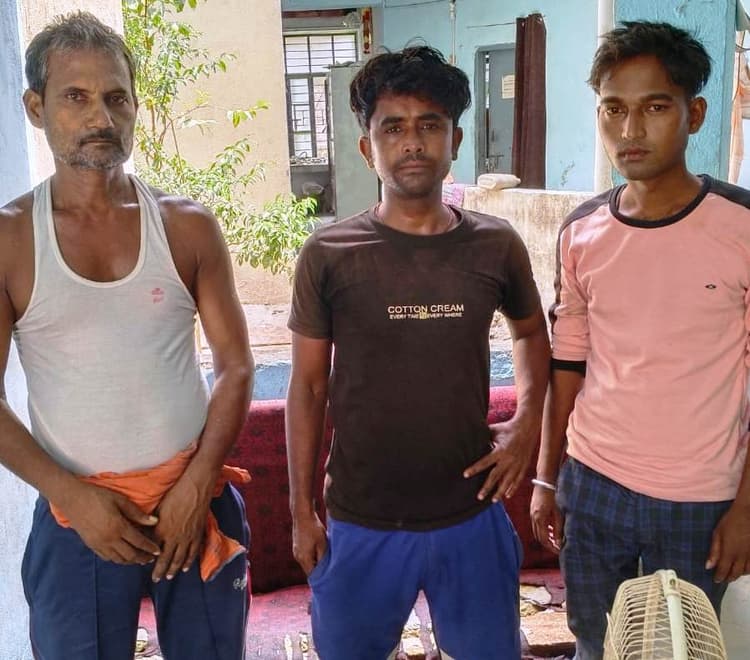 बेगमपुर गांव से तीन तस्कर गिरफ्तार, 50 लीटर देसी महुआ शराब बरामद