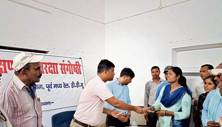 संरक्षा व अनुरक्षण के स्तर को और ऊंचा करें रेलकर्मी