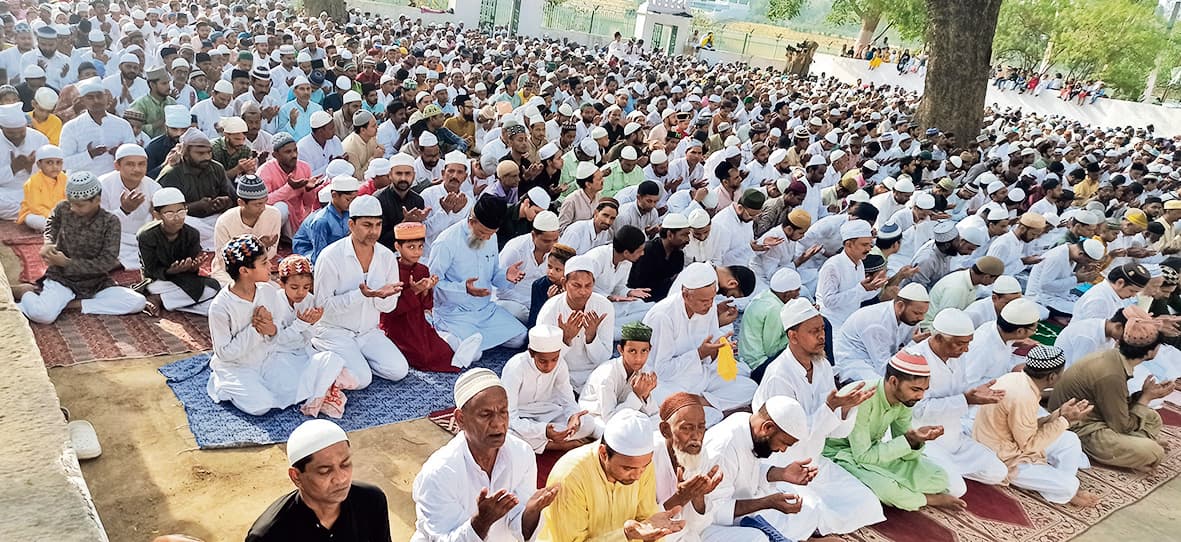 बकरीद की नमाज अदा कर मांगीं दुआएं