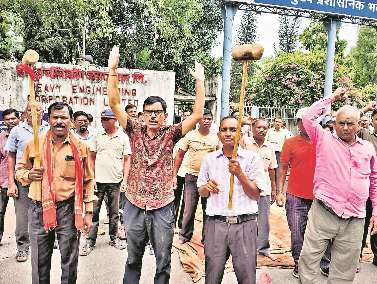 एचइसी के स्थायी कर्मियों ने किया टूल डाउन स्ट्राइक, अधिकारियों ने निदेशकों को घेरा