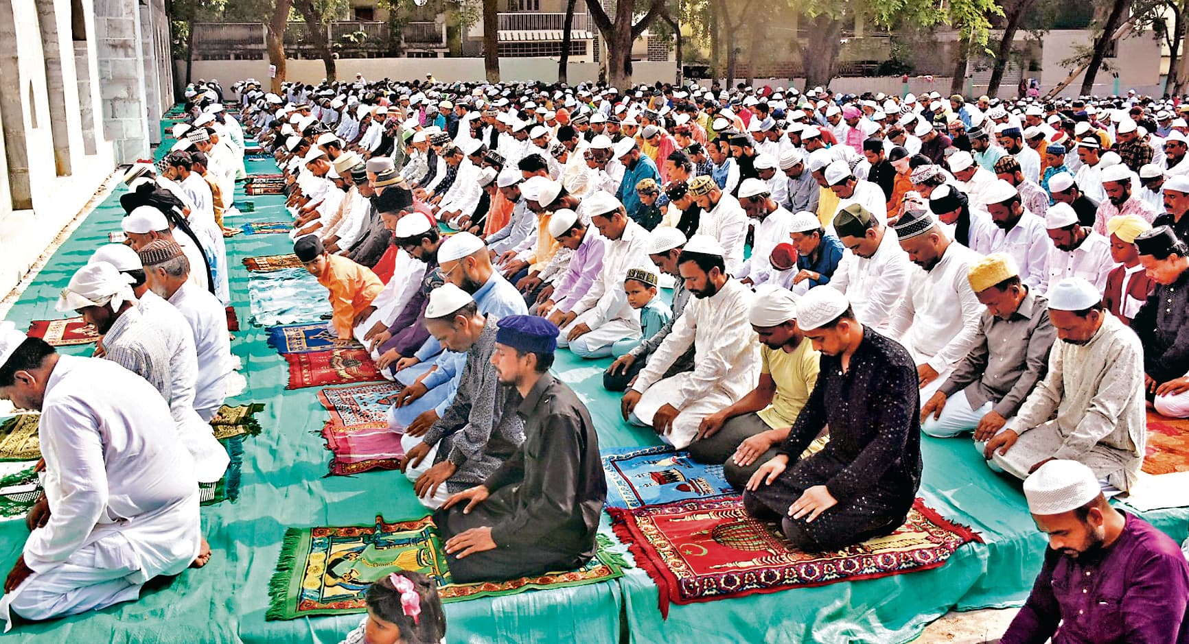 बकरीद पर ईदगाहों और मस्जिदों में अदा की गयी नमाज